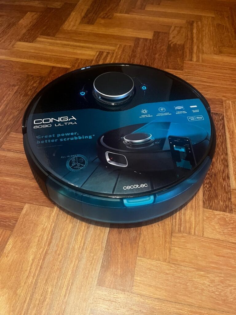 Robot aspirador Conga 8090 Ultra limpiando suelos de madera en casa de forma automática